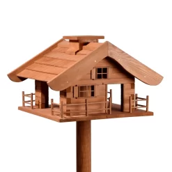 Vogelfutterhaus Almhütte Mit Liebevollen Details, Inkl. Ständer, FSC®, Ca. 56 X 46 X 35,5 Cm -Gartenserien Geschäft 0910101340 Vogelfutterhaus Almhuette inkl Staender FSC ca56x46x35 5cm 1 55393