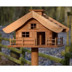 Vogelfutterhaus Almhütte Mit Liebevollen Details, Inkl. Ständer, FSC®, Ca. 56 X 46 X 35,5 Cm -Gartenserien Geschäft 0910101340 Vogelfutterhaus Almhuette inkl Staender FSCca56x46x35 5cm 5 60496