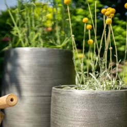 Pflanzgefäß 'Rowen', Silber, Ø 31 X H 55 Cm 13 Pflanzgefäß 'Rowen', Silber, Ø 31 X H 55 Cm -Gartenserien Geschäft 3210801635 3210801636 3210801637 3210801638 Pflanzgefaess Rowen silber 13 115030